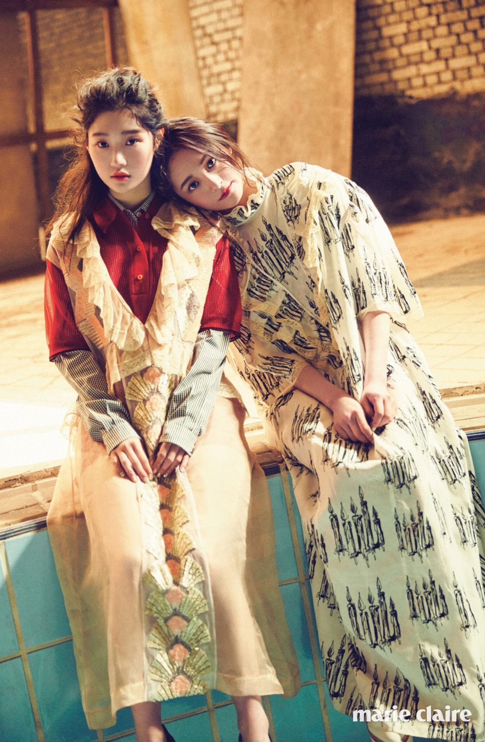 레드 폴로 셔츠와 함께 레이어드한 스트라이프 패턴 셔츠, 프릴 장식 시스루 드레스, 촛불 프린트 러플 드레스 모두 미우미우(Miu Miu).